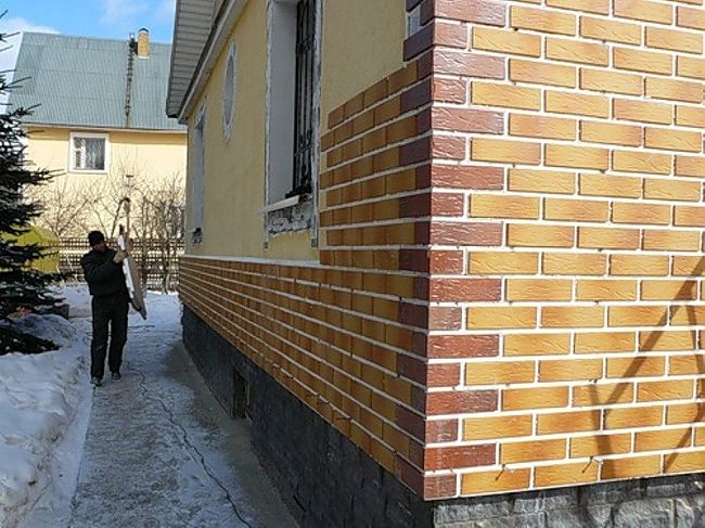 отделка дома фасадными панелями под кирпич